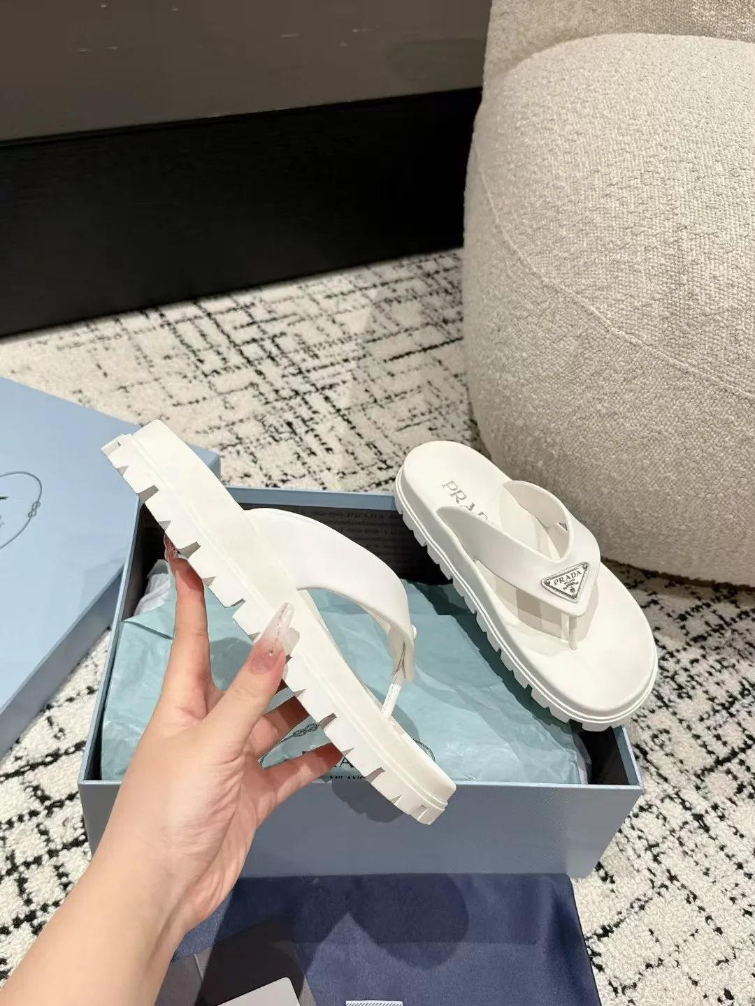 👟👟Ex-factory price 420👟👟 Men's size +10 Couple model Prada 24/ Hot summer hot thick-soled herringbone flip-flops Prada's herringbone flip-flops are a must-have and versatile style for the travel season! ✔️Code number: 39-45 for men, 35-40 for women (customized 40 for women, 45 for men)